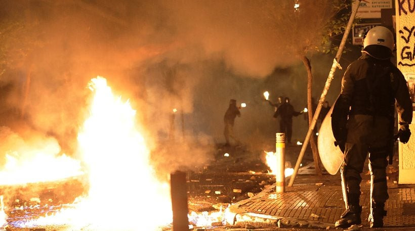 Πεδίο μάχης το Πολυτεχνείο: Επίθεση με μολότοφ κατά των ΜΑΤ